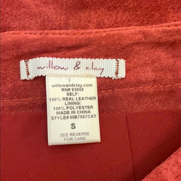 Adorable studded and embroidered leather skirt - Picture 3 of 3